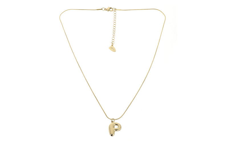 Collier Initiale Alpha P en situation