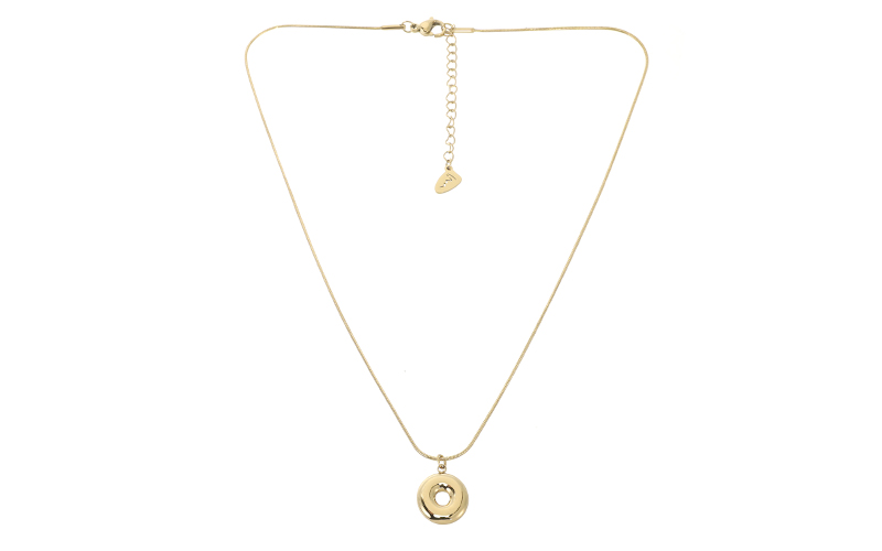 Collier Initiale Alpha O en situation