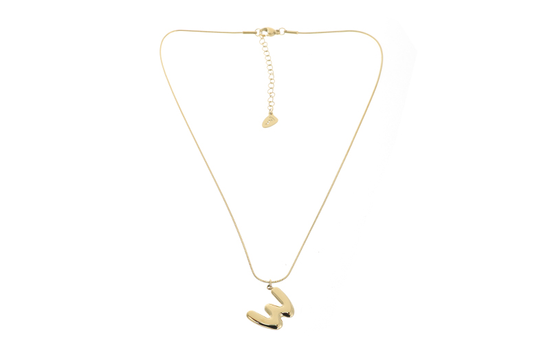Collier Initiale Alpha W en situation