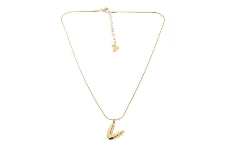 Collier Initiale Alpha V en situation