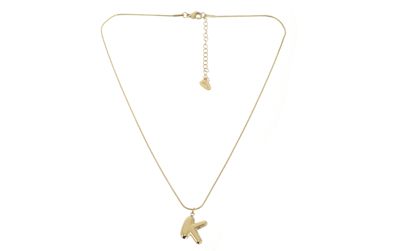 Collier Initiale Alpha K en situation