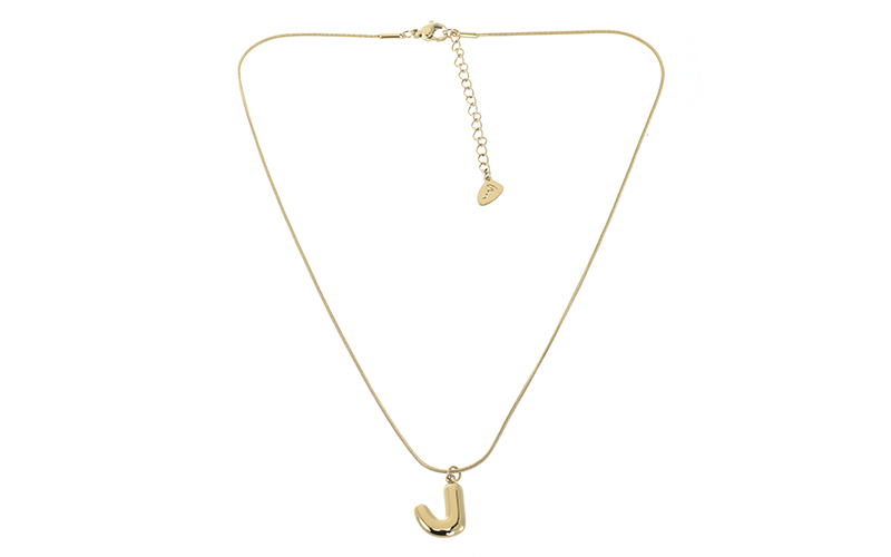 Collier Initiale Alpha J en situation
