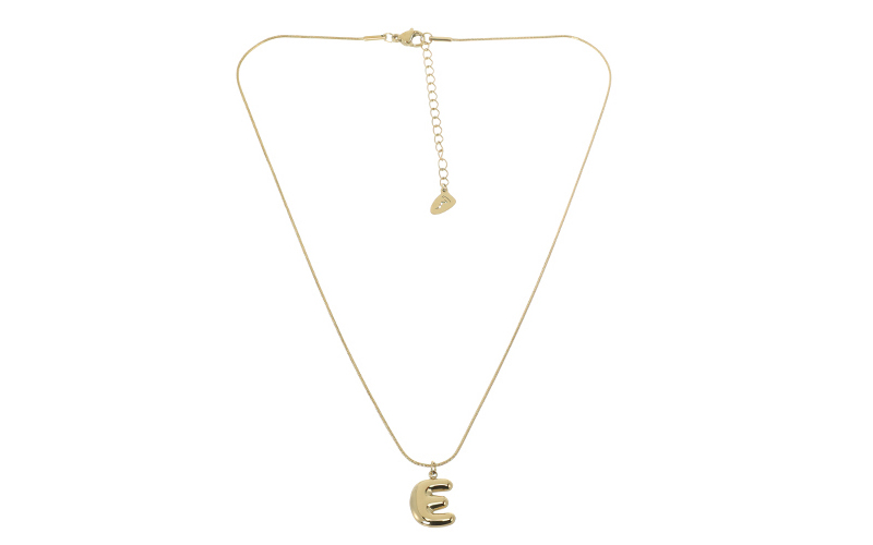 Collier Initiale Alpha E en situation