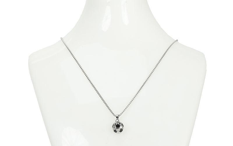 Collier Homme Football Marius en situation