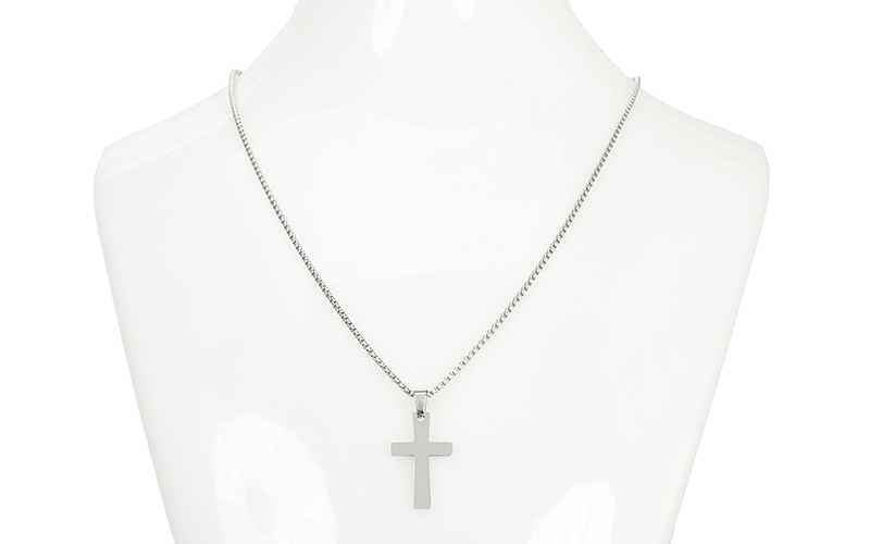 Collier Homme Croix Marius en situation