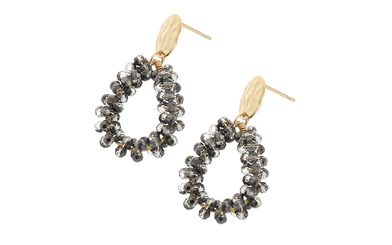 Boucles d'Oreilles Noires Ivette en situation