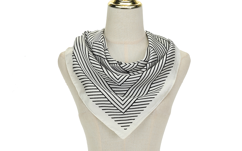 Black Stripe St. Ives Sjaal in gebruik