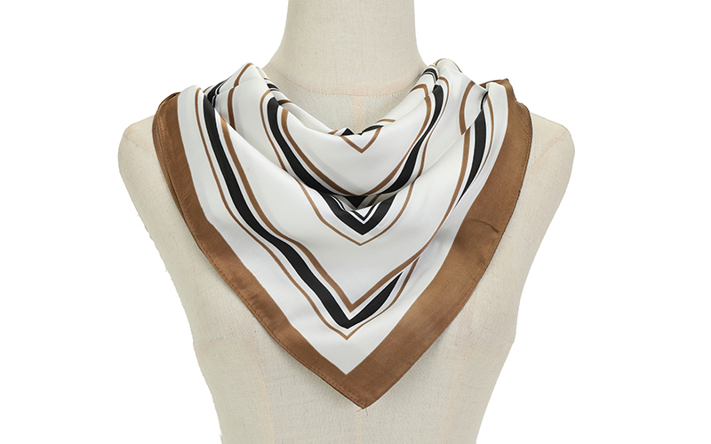 Khaki Stripe St. Ives Sjaal in gebruik