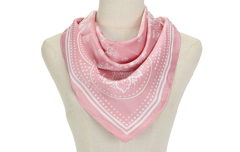 Classic Pink St. Ives Sjaal in gebruik