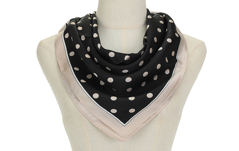 Black Dot St. Ives Sjaal in gebruik