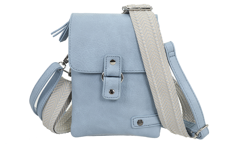 Light Blue Telefoon- En Schoudertasje Keith in gebruik