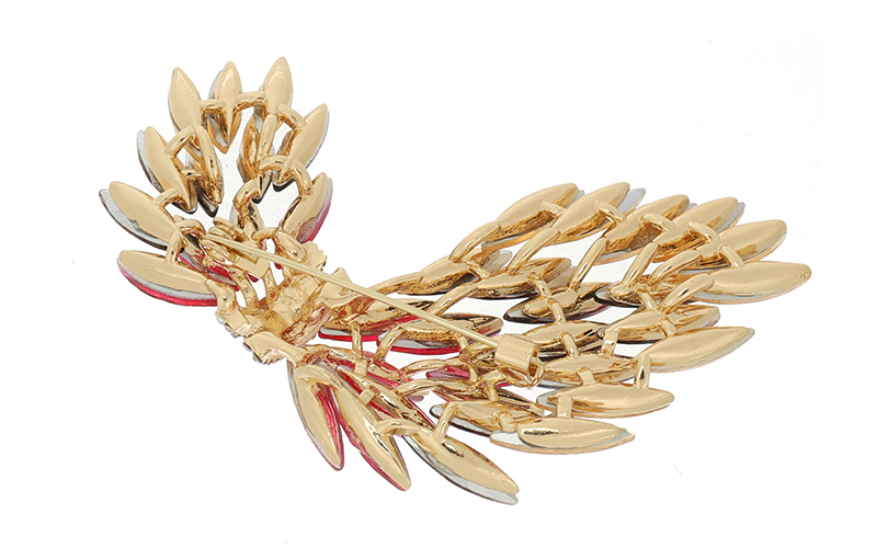 Broche Bordeaux Wings en situation
