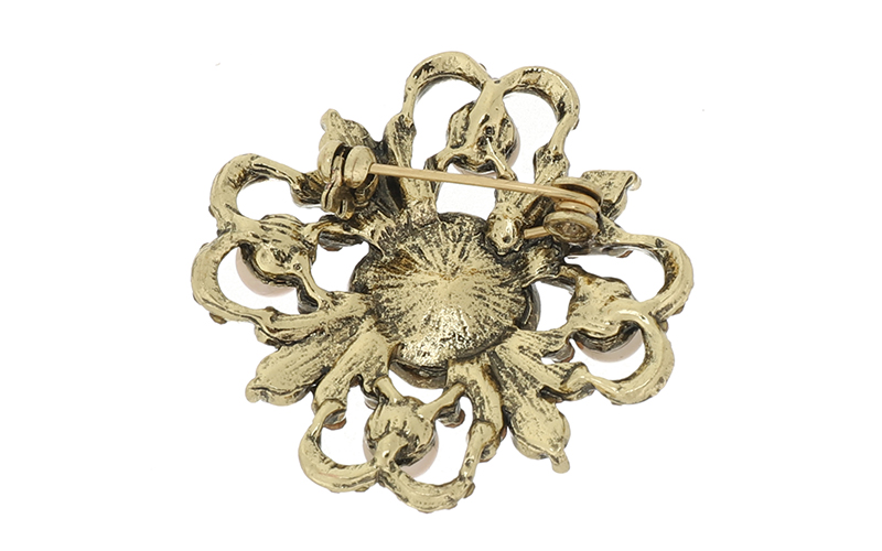 Broche Vintage Perles Bronze Royal en situation