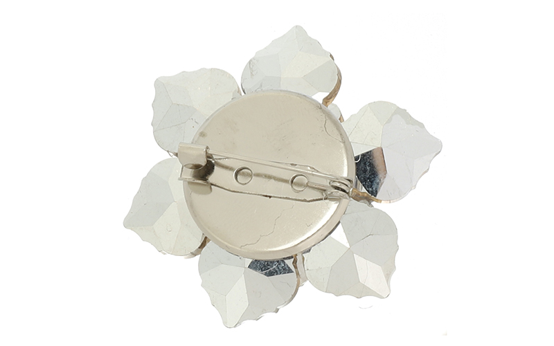 Broche Fleur Cristal Champagne Akelei en situation