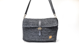 Zwart Gevlochten Damestas Crossbody Veluwe in gebruik