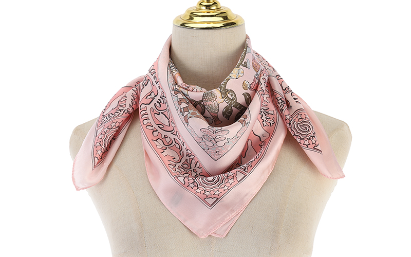 Royal pink St. Ives sjaal in gebruik