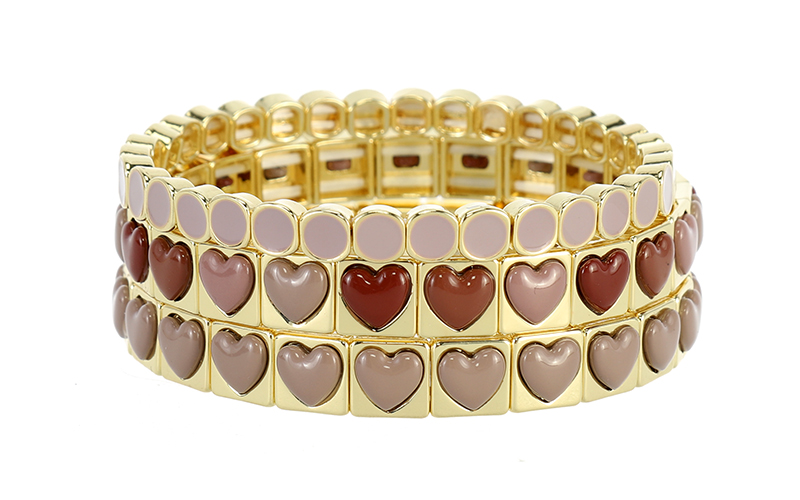 Taupe Damesarmband Kirsten in gebruik