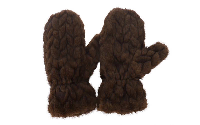 Faux fur wanten Whistler in bruin, paar van bovenaf, met geperst vlechtmotief