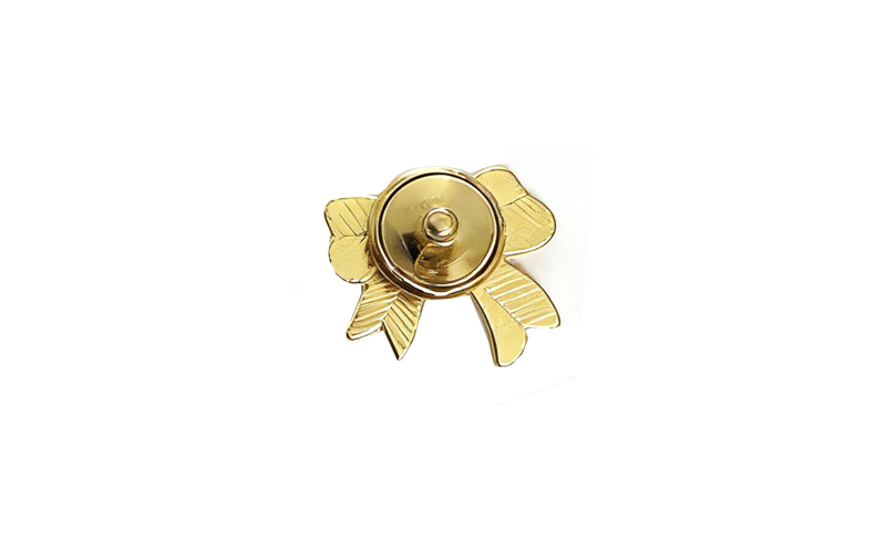 Ribbon Broche in gebruik