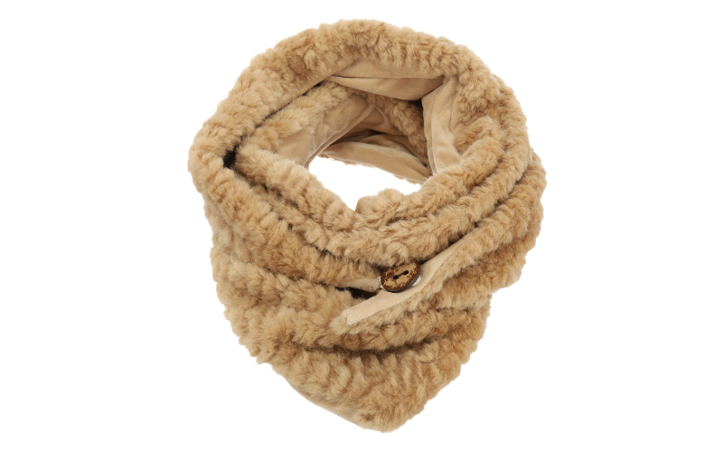 Teddy driehoeksjaal Nendaz in camel, van dichtbij om de hals