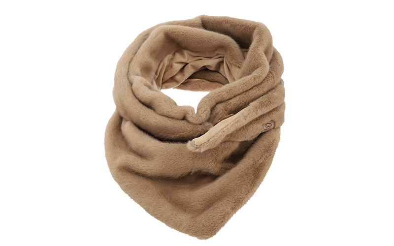 Camel Scarf Legno in use