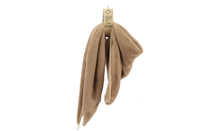 Faux fur driehoeksjaal Legno in camel, hangend, volledige lengte
