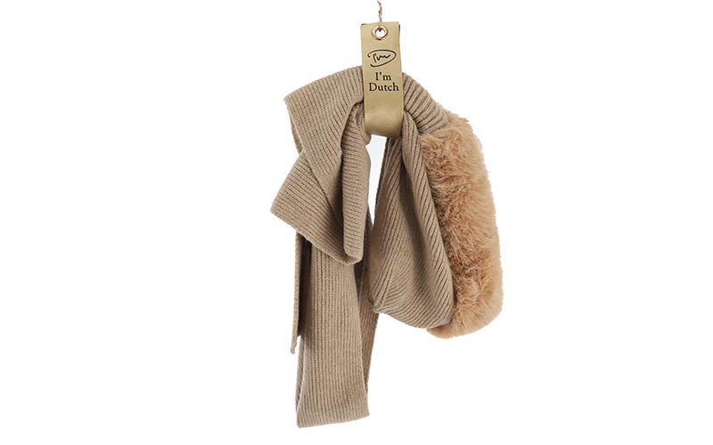 Sjaal met capuchon Kappl in camel, opgevouwen aan de I'm Dutch-hanger