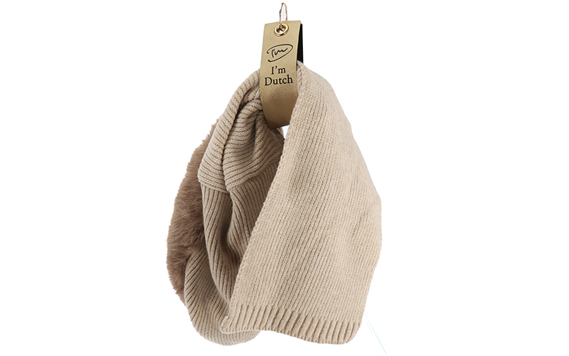Sjaal met capuchon Kappl in taupe, opgevouwen aan de I'm Dutch-hanger