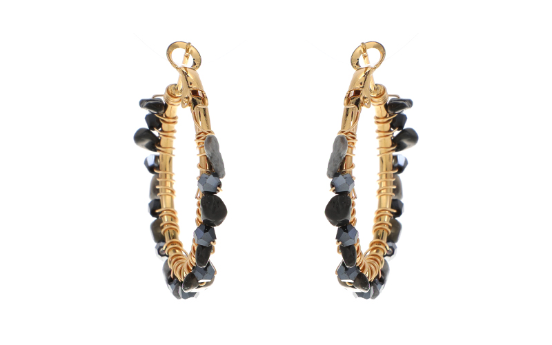 Boucles d'oreilles Jade Black aux cristaux en situation