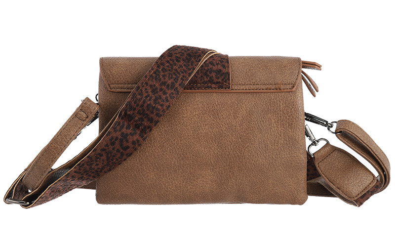 Schoudertasje Minot in camel met brede band in bruine panterprint, achterkant